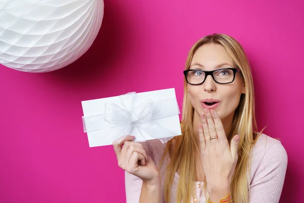 Woman displaying a decorative envelope — Stockfoto