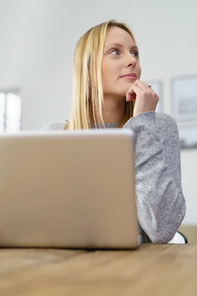 Mujer rubia con su portátil en casa — Foto de Stock