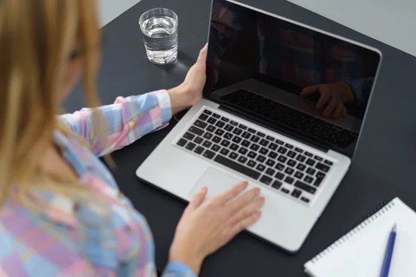 Mulher trabalhando em seu laptop — Fotografia de Stock