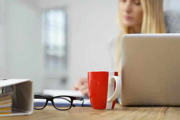 Studentin arbeitet zu Hause — Stockfoto