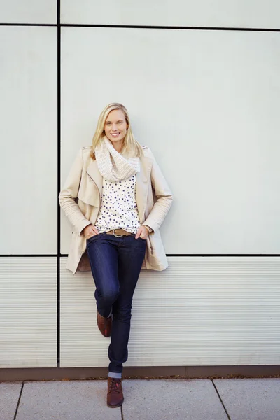 Stylish Young Woman Leaning Against Wall — Stockfoto