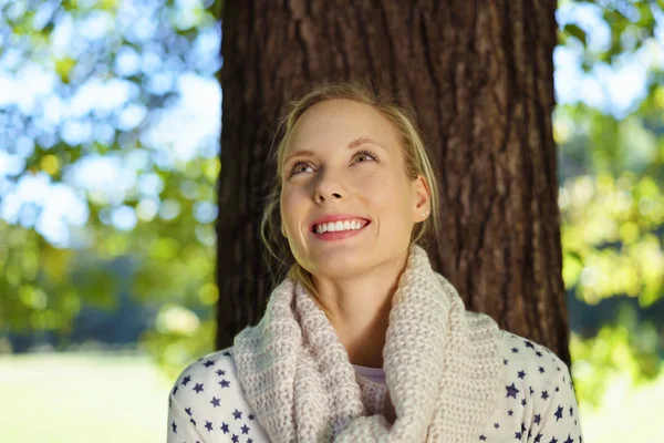 Nachdenkliche Frau blickt mit glücklichem Gesicht auf — Stockfoto