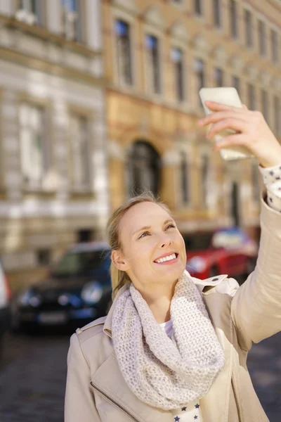Stijlvolle vrouw nemen Selfie op de straat — Stockfoto