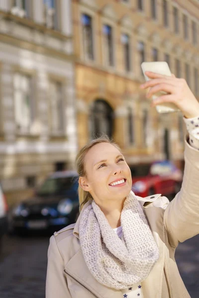 Şık kadın Selfie Caddesi'nde alarak — Stok fotoğraf