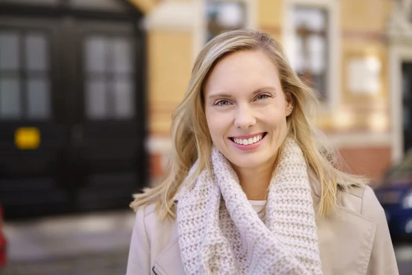 Hübsche Frau im Winteroutfit lächelt in die Kamera — Stockfoto