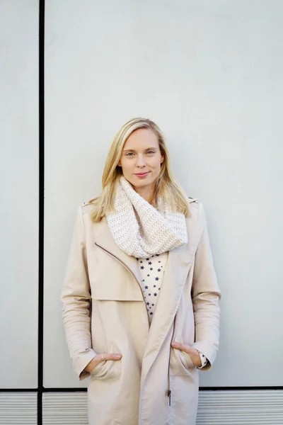 Mooie vrouw in Winter Outfit tegen witte muur — Stockfoto