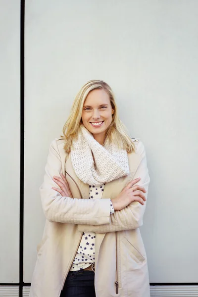 Femme souriante en tenue d'automne contre le mur blanc — Photo