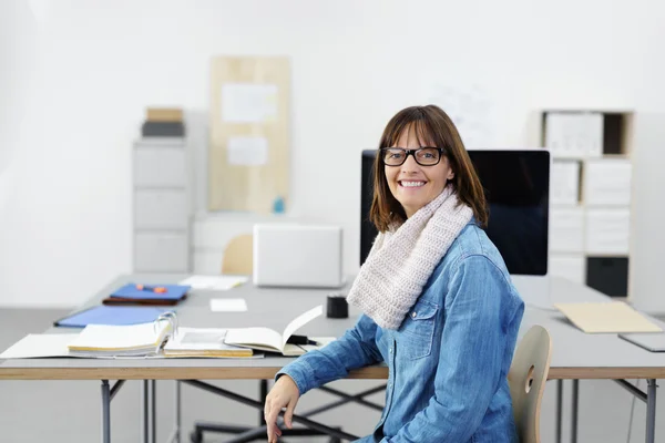 Empresária com óculos no local de trabalho — Fotografia de Stock
