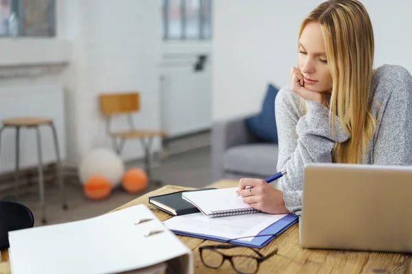 Vrouwelijke student thuis werken — Stockfoto