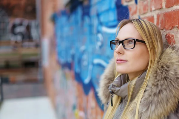 Stijlvolle vrouw met zwarte glazen — Stockfoto