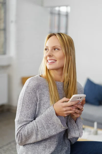 Lächelnde Frau mit ihrem Handy — Stockfoto