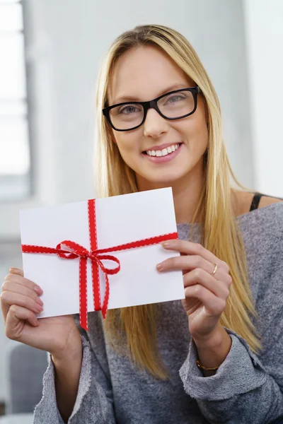 Mulher feliz mostrando um cartão de presente — Fotografia de Stock