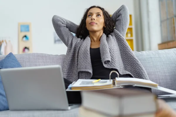 Mujer relajante por un momento en casa-oficina — Foto de Stock