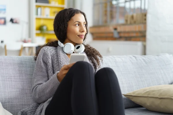 Mujer joven usando smartphone —  Fotos de Stock