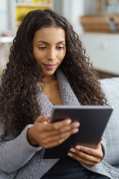 Mulher sentada no sofá usando tablet — Fotografia de Stock