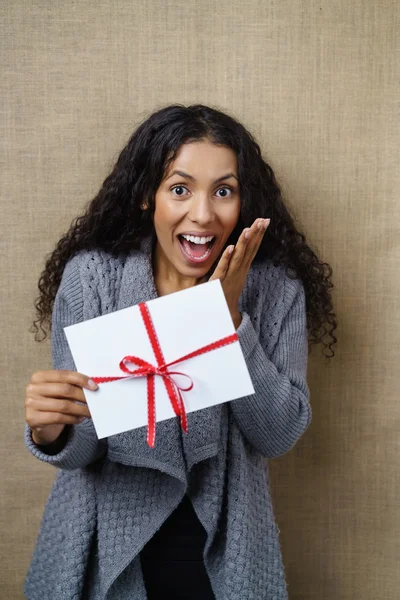 Donna sorpresa con regalo — Foto Stock