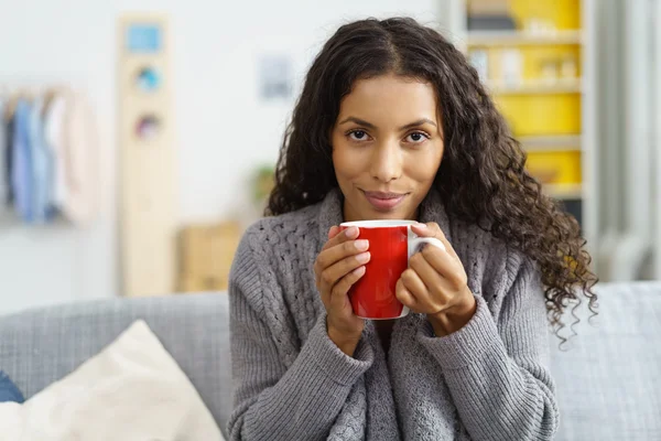 Donna rilassante con una tazza di caffè — Foto Stock