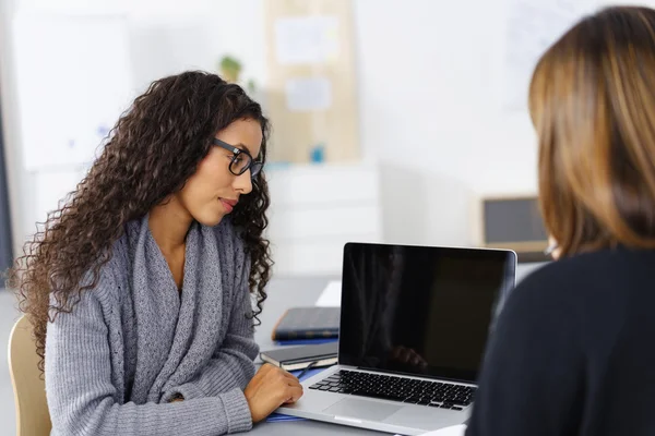 Mulheres de negócios falando e olhando para laptop — Fotografia de Stock