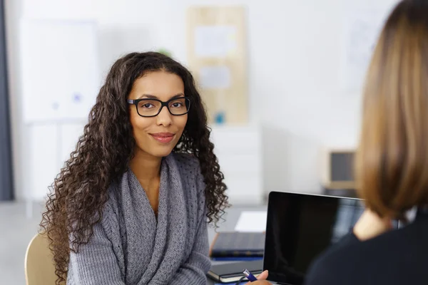 Femme d'affaires dans une réunion — Photo