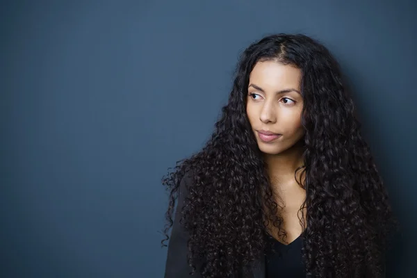 Pensativo mujer afroamericana con estilo —  Fotos de Stock