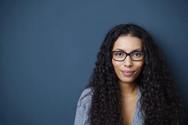 Selbstbewusste Frau mit Brille — Stockfoto