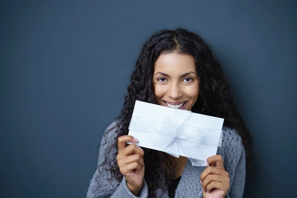 Donna eccitata in possesso di una busta — Foto Stock