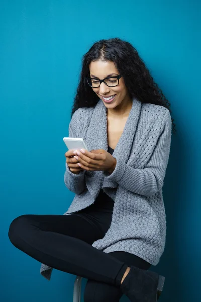 Young woman checking her phone messages — Stockfoto