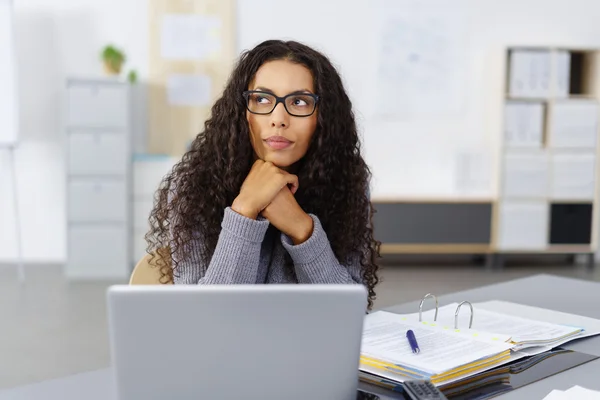 Femme d'affaires sérieuse assis en pensant — Photo