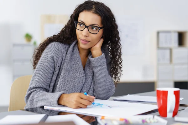 Nachdenkliche afrikanisch-amerikanische Designerin — Stockfoto