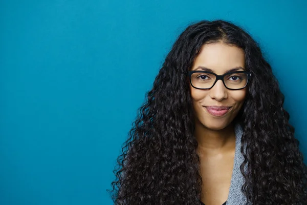 Jovem mulher feliz com cabelo encaracolado — Fotografia de Stock