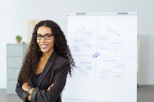 Con confianza experimentada exitosa mujer de negocios —  Fotos de Stock