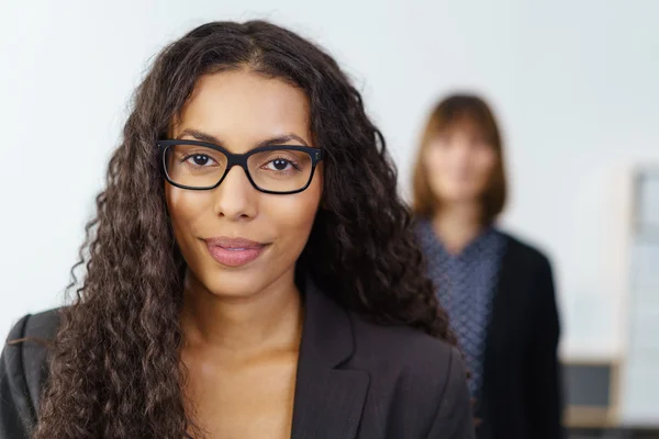 Trabajador de oficina sonriente con anteojos — Foto de Stock