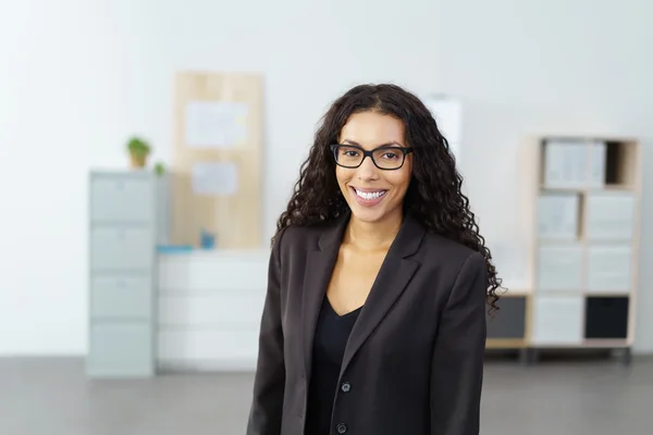 Sonriente atractiva mujer de negocios afroamericana —  Fotos de Stock