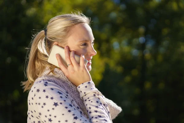 若い女性が彼女の携帯電話でおしゃべり — ストック写真