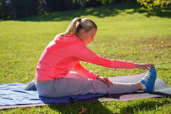 Fit young woman exercising in the park — Stock Photo, Image