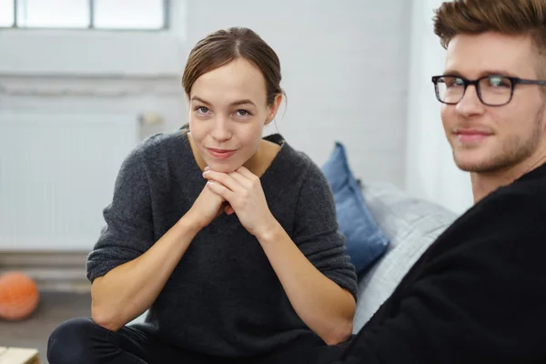 Jonge vrouw met kin op haar handen — Stockfoto