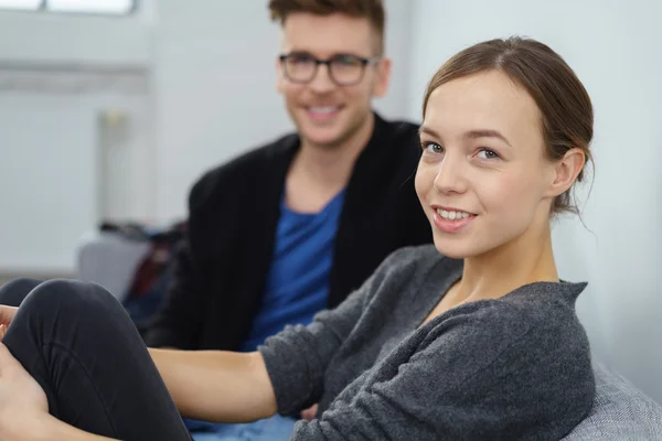 Gelukkige jonge paar ontspannen thuis — Stockfoto