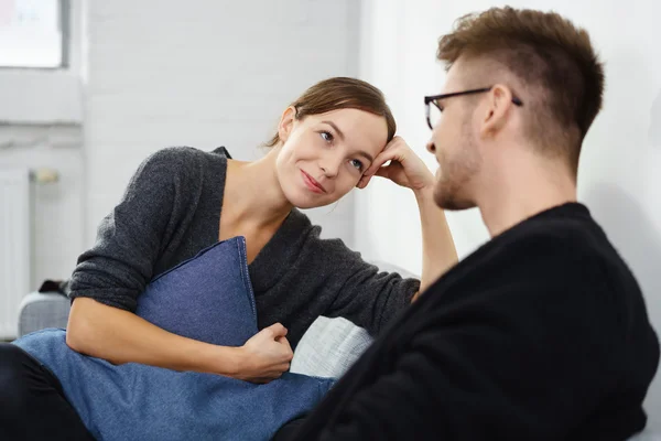 Affectueux jeune couple relaxant à la maison — Photo