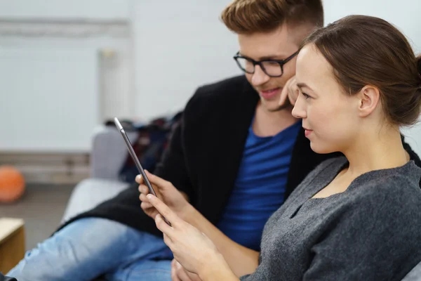 Casal assistindo a um vídeo no tablet juntos — Fotografia de Stock