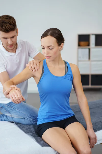 Behandeling van de Arm van een vrouwelijke patiënt fysiotherapeut — Stockfoto
