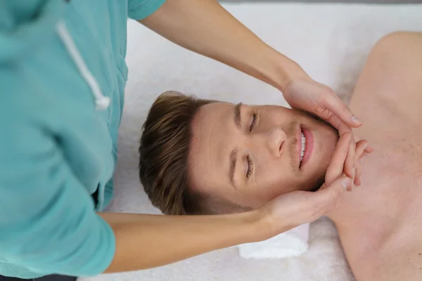 Homem tem massagem relaxante em um salão de bem-estar — Fotografia de Stock