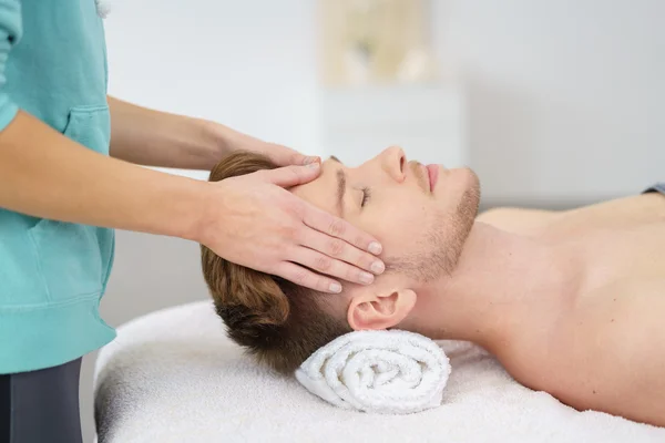 Mann hat entspannende Massage im Wellnessbereich — Stockfoto