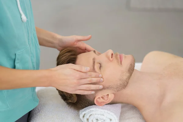 Homem desfrutando de uma massagem facial — Fotografia de Stock