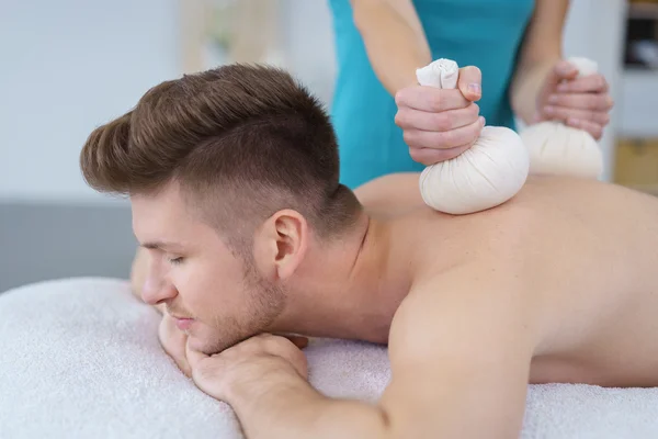 Mann genießt eine Rückenmassage — Stockfoto