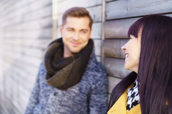 Carino donna flirtare con il suo fidanzato — Foto Stock