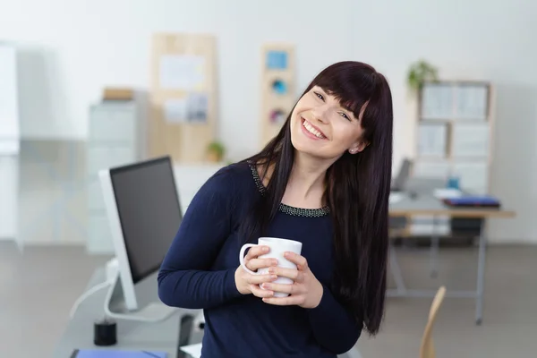 Happy affärskvinna med en paus — Stockfoto