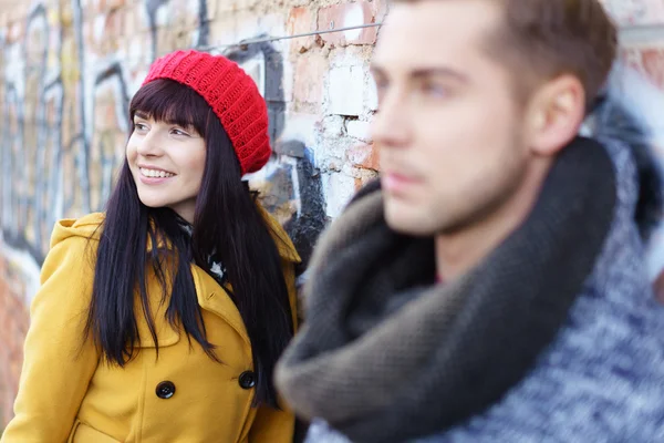 Smiling woman with her boyfriend in the city — Stock Photo, Image