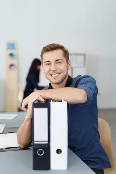 Succesvolle gemotiveerde jonge zakenman — Stockfoto