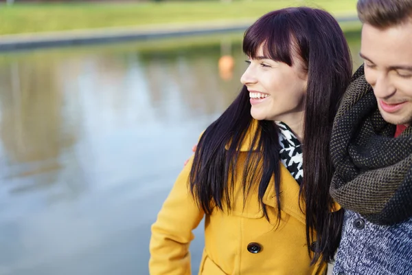 Gelukkige paar genieten van natuur — Stockfoto