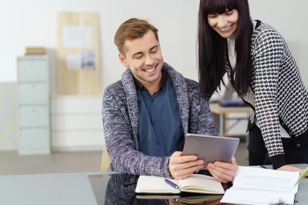 Two happy young co-workers in the office — Stock Photo, Image
